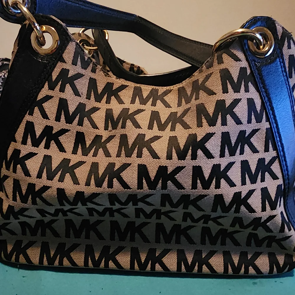 Mk Purse - Picture 3 of 3